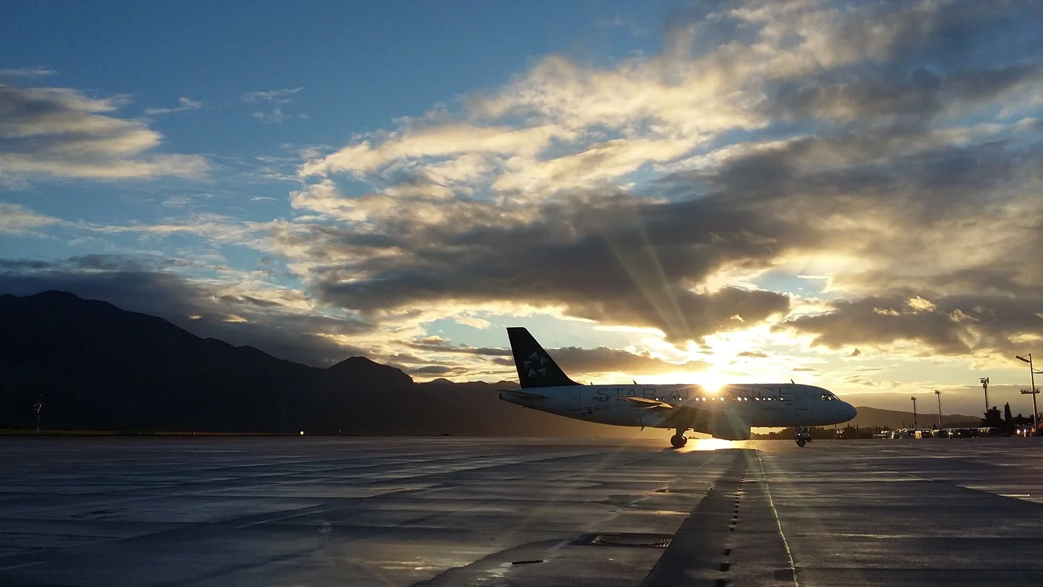 Aereo sulla pista al tramonto