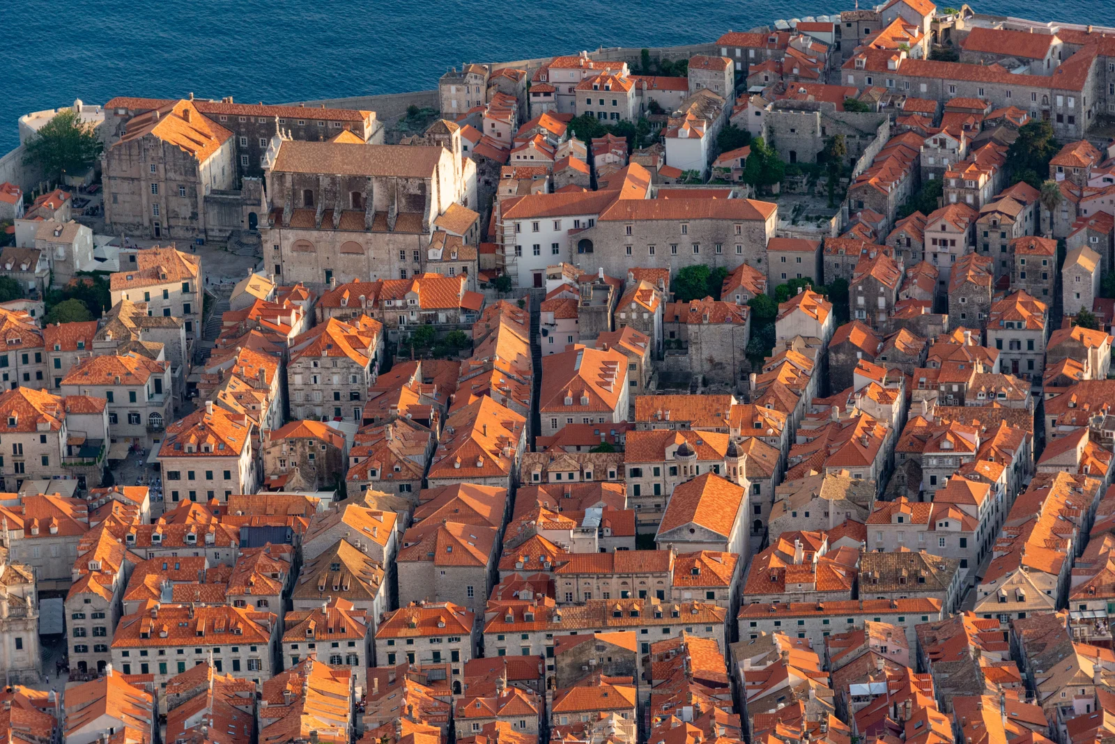 Tetti del centro storico di Dubrovnik sul mare