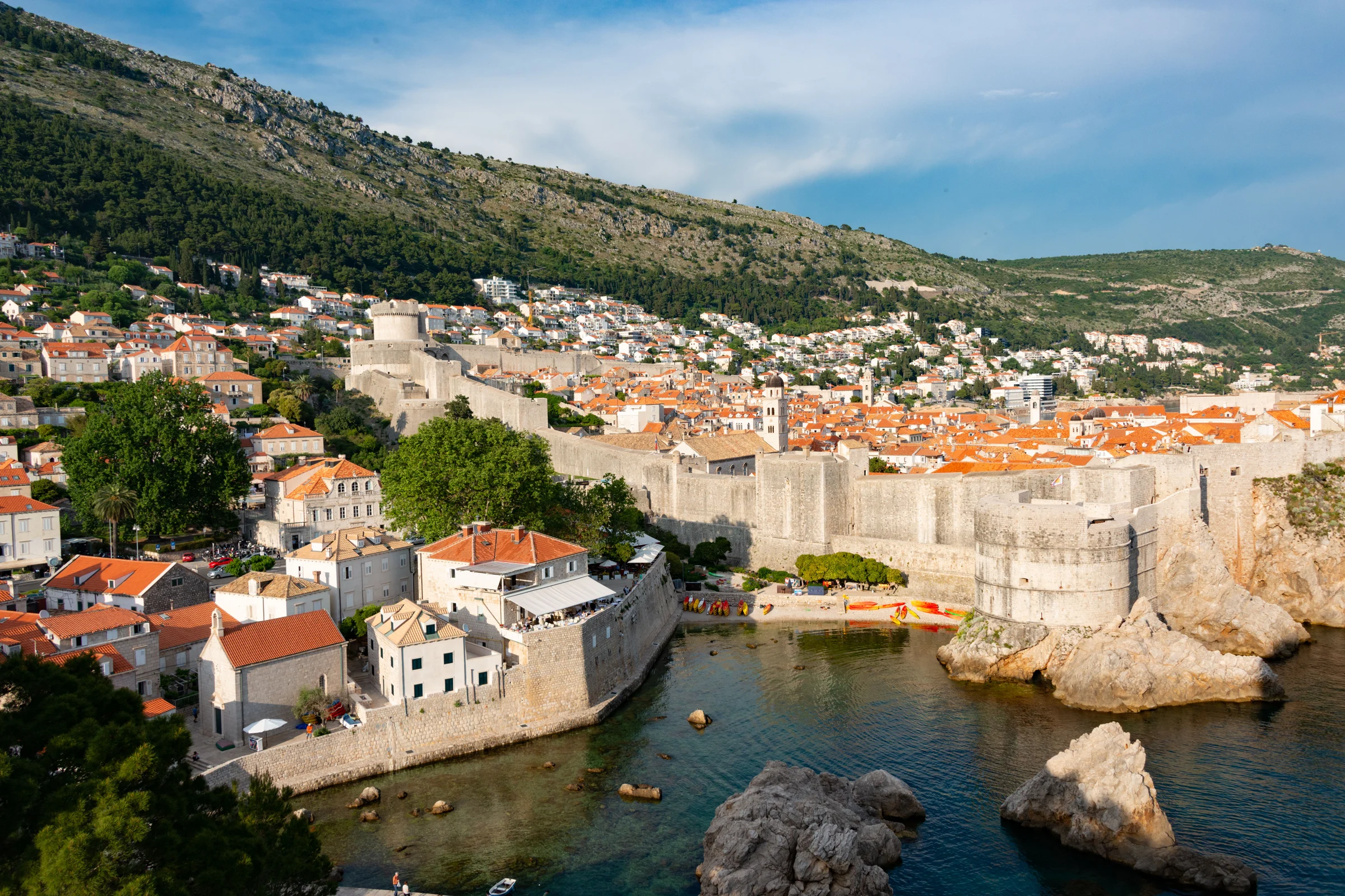 Murallas de piedra de Dubrovnik sobre la costa